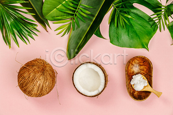 사람없음 JPG 포토 하이앵글 해외이미지 나무그릇 나무숟가락 분홍색배경 뷰티케어 열대잎 일렬 코코넛 코코넛오일 피부관리 해외202004