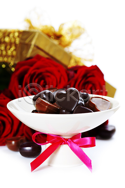 사랑 사람없음 JPG 포토 해외이미지 리본 발렌타인데이 선물상자 실내 오브젝트 장미 접시 초콜릿 해외202004 흰배경
