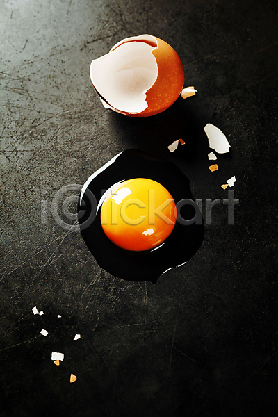 사람없음 JPG 포토 해외이미지 검은배경 계란 계란껍데기 날계란 실내 아침식사 해외202004