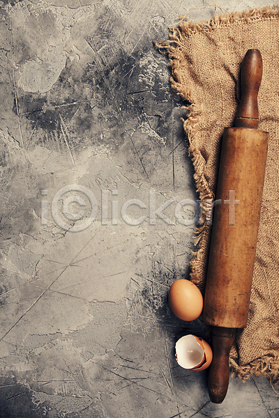 사람없음 JPG 포토 하이앵글 해외이미지 계란 계란껍데기 밀대 천(직물) 카피스페이스 해외202004 회색배경
