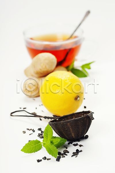 사람없음 JPG 포토 해외이미지 레몬 생강 실내 잎 차(음료) 차거름망 찻잎 찻잔 해외202004 흰배경