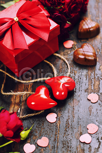 사랑 사람없음 JPG 포토 해외이미지 나무바닥 발렌타인데이 선물상자 실내 오브젝트 장미 초콜릿 하트 해외202004