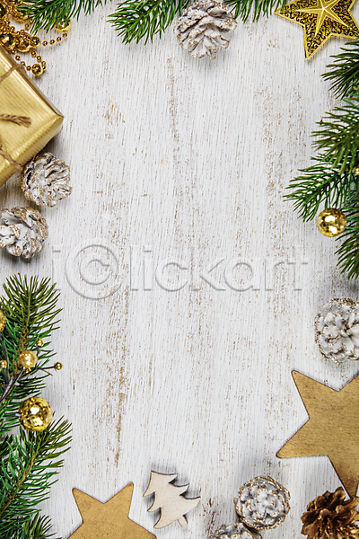 사람없음 JPG 포토 해외이미지 목재 별 선물상자 솔방울 실내 잎 카피스페이스 크리스마스 크리스마스배경 크리스마스용품 트리모양 프레임 해외202004 흰배경