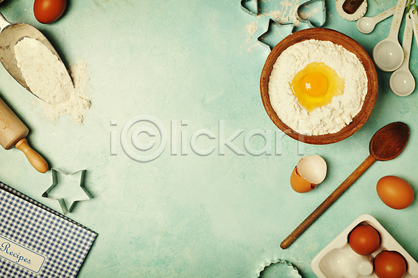 사람없음 JPG 포토 하이앵글 해외이미지 계란 계란껍데기 계란판 계량스푼 나무그릇 나무숟가락 레시피 밀가루 밀대 별모형 숟가락 스쿱 요리책 카피스페이스 파란배경 하트 해외202004