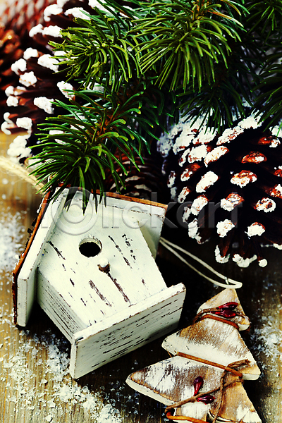 사람없음 JPG 포토 해외이미지 나무탁자 눈(날씨) 새장 솔방울 솔잎 오너먼트 크리스마스 크리스마스장식 해외202004