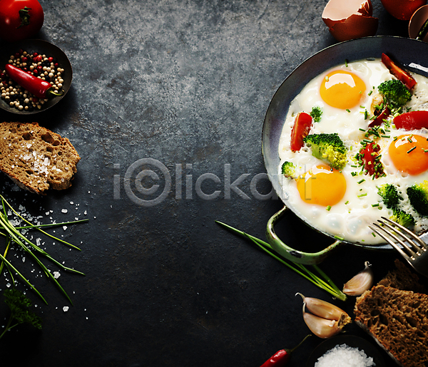 사람없음 JPG 포토 해외이미지 검은배경 계란 계란껍데기 계란프라이 마늘 바게트 브로콜리 실내 아침식사 통후추 포크 프라이팬 해외202004 홍고추