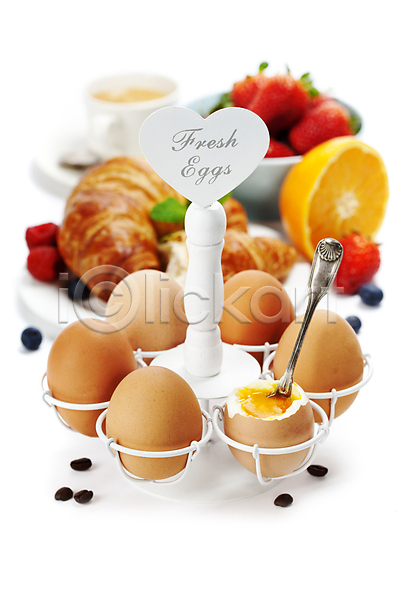 사람없음 JPG 포토 해외이미지 계란 계란꽂이 계란판 딸기 삶은계란 숟가락 실내 아침식사 오렌지 크루아상 해외202004 흰배경