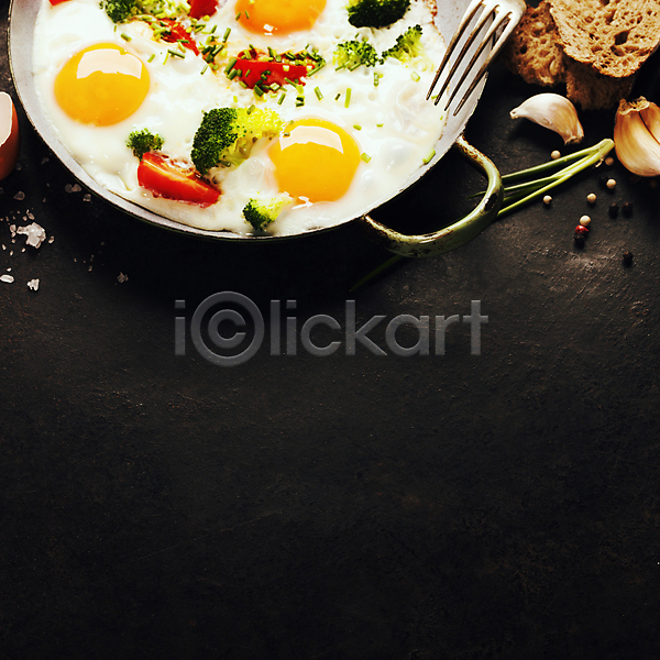 사람없음 JPG 포토 해외이미지 검은배경 계란 계란프라이 냄비 마늘 바게트 브로콜리 실내 아침식사 카피스페이스 포크 해외202004