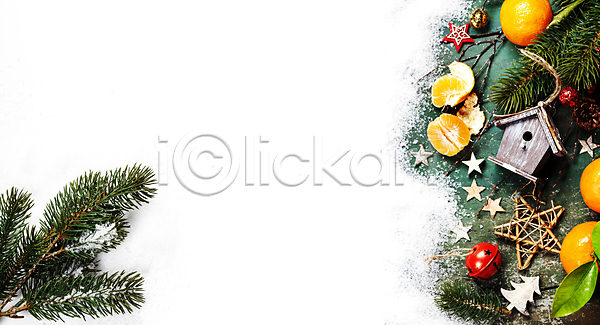 사람없음 JPG 포토 하이앵글 해외이미지 귤 방울(장식품) 별 새장 솔방울 솔잎 오너먼트 카피스페이스 크리스마스 크리스마스장식 해외202004 흰배경