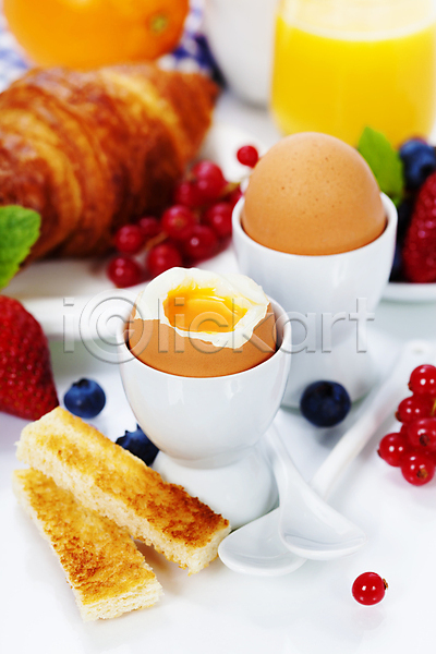 사람없음 JPG 포토 해외이미지 계란 계란꽂이 딸기 베리 블루베리 삶은계란 숟가락 실내 아침식사 크루아상 토스트 해외202004 흰배경