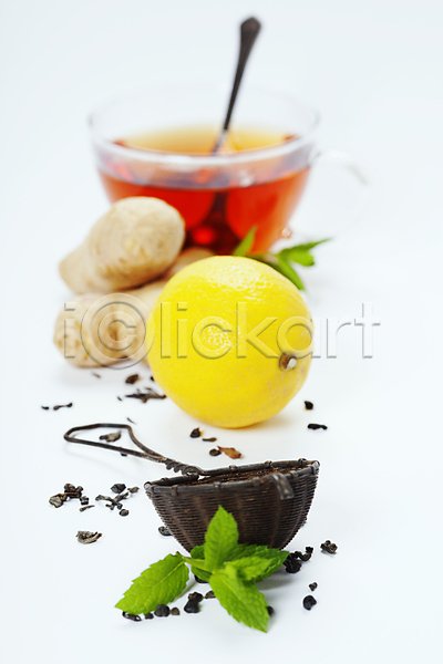 사람없음 JPG 포토 해외이미지 레몬 생강 실내 잎 차(음료) 차거름망 찻잎 찻잔 티스푼 해외202004 흰배경