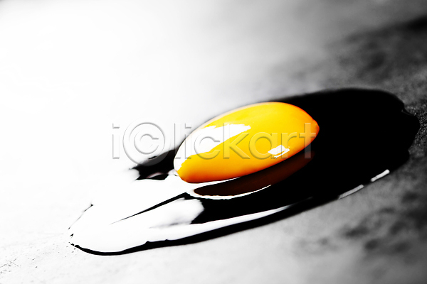 사람없음 JPG 포토 해외이미지 검은배경 계란 날계란 실내 아침식사 해외202004
