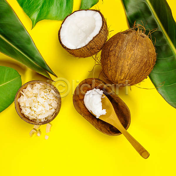 사람없음 JPG 포토 해외이미지 나무그릇 나무숟가락 노란배경 뷰티케어 열대잎 칩(음식) 코코넛 코코넛오일 피부관리 해외202004