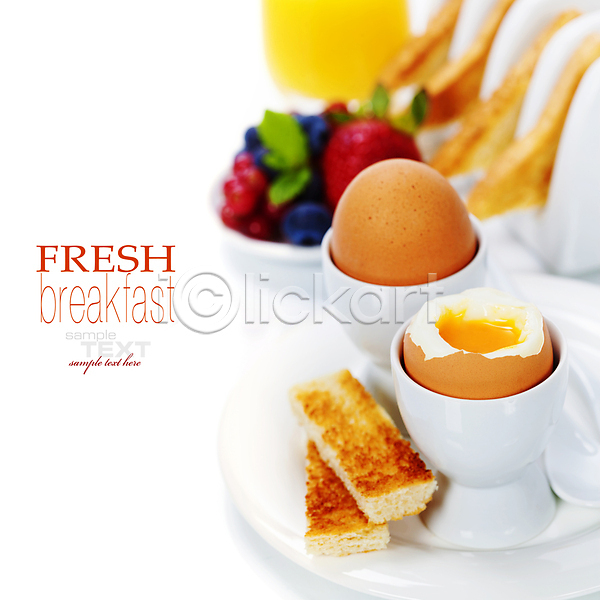 사람없음 JPG 아웃포커스 포토 해외이미지 계란 계란꽂이 딸기 베리 블루베리 삶은계란 실내 아침식사 접시 카피스페이스 타이포그라피 토스트 해외202004 흰배경