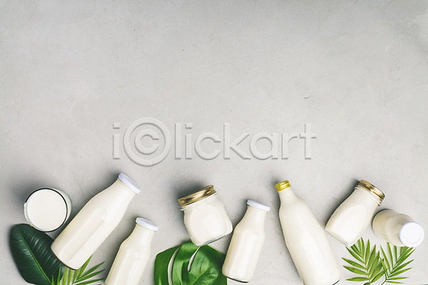 사람없음 JPG 포토 하이앵글 해외이미지 건강 몬스테라 우유 우유병 유기농 유리병 잎 잔 카피스페이스 칼슘 해외202004 회색배경
