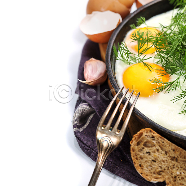 사람없음 JPG 포토 해외이미지 계란 계란껍데기 계란프라이 마늘 바게트 식탁보 실내 아침식사 포크 프라이팬 해외202004 흰배경