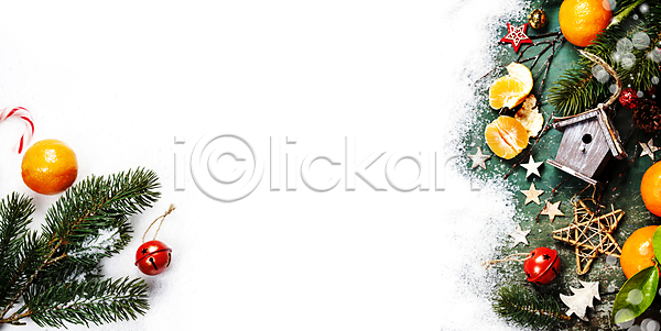 사람없음 JPG 포토 하이앵글 해외이미지 귤 눈(날씨) 별 새장 오너먼트 카피스페이스 크리스마스 크리스마스장식 크리스마스트리 해외202004 흰배경