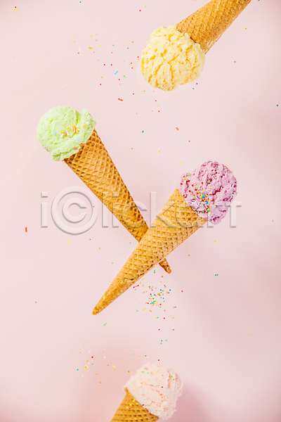 달콤 떨어짐 사람없음 JPG 포토 해외이미지 분홍색배경 실내 아이스크림 콘아이스크림 해외202004