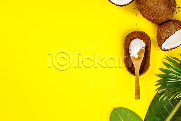 사람없음 JPG 포토 하이앵글 해외이미지 나무그릇 나무숟가락 노란배경 뷰티케어 열대잎 카피스페이스 코코넛 코코넛오일 피부관리 해외202004