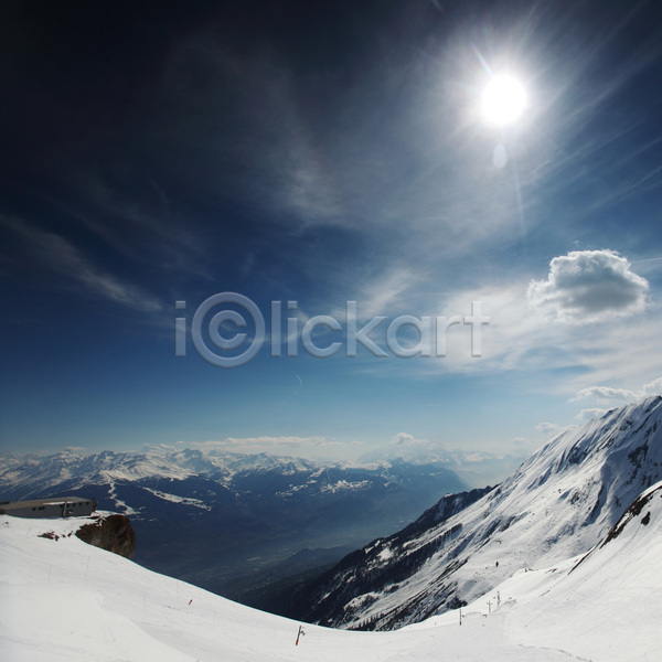 사람없음 JPG 포토 해외이미지 겨울 구름(자연) 눈내림 산 알프스 언덕 태양 파노라마 파란색 풍경(경치) 하늘 해외202004 해외202105 햇빛