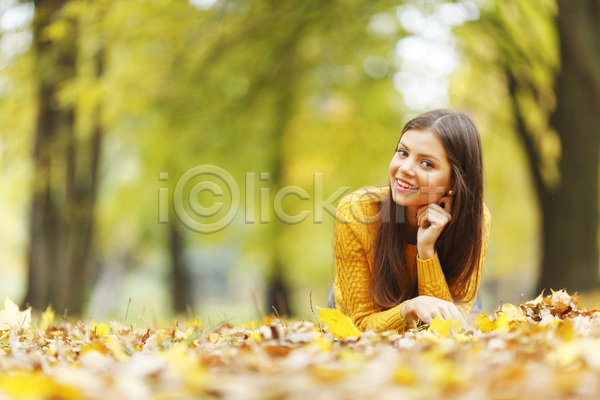 기쁨 행복 휴식 여자 한명 JPG 포토 해외이미지 가을(계절) 공원 나무 땅바닥 미소(표정) 백그라운드 숲 쌓기 위치 잎 해외202004 해외202105