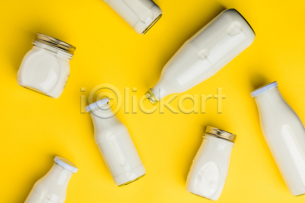 사람없음 JPG 포토 하이앵글 해외이미지 건강 노란배경 우유 우유병 유기농 유리병 칼슘 해외202004