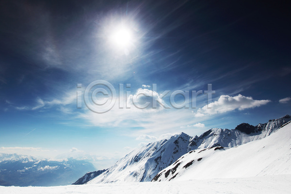 사람없음 JPG 포토 해외이미지 겨울 빙하 빛 산 안개 야외 여행 자연 주간 태양 파란색 풍경(경치) 하늘 해외202004 해외202105 햇빛 흰색