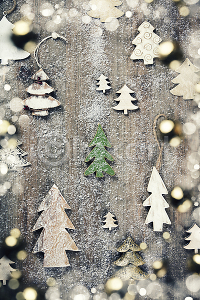 사람없음 JPG 포토 하이앵글 해외이미지 겨울 나무모양 나무바닥 목재 보케 실내 크리스마스장식 패턴 해외202004
