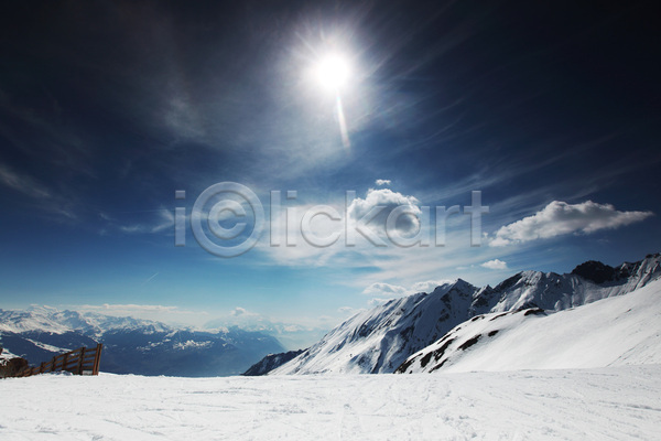 사람없음 JPG 포토 해외이미지 겨울 계절 구름(자연) 눈내림 눈보라 빛 산 안개 알프스 언덕 얼음 여행 자연 절정 정상 태양 파노라마 파란색 풍경(경치) 하늘 해외202004 해외202105 햇빛 흰색