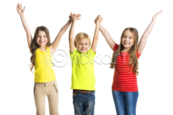 기쁨 우정 함께함 행복 백인 사람 세명 소년 어린이 JPG 포토 해외이미지 3 고립 관리 기르기 노란색 미소(표정) 백그라운드 빨간색 오르기 잡기 초록색 해외202004 해외202105 흰색