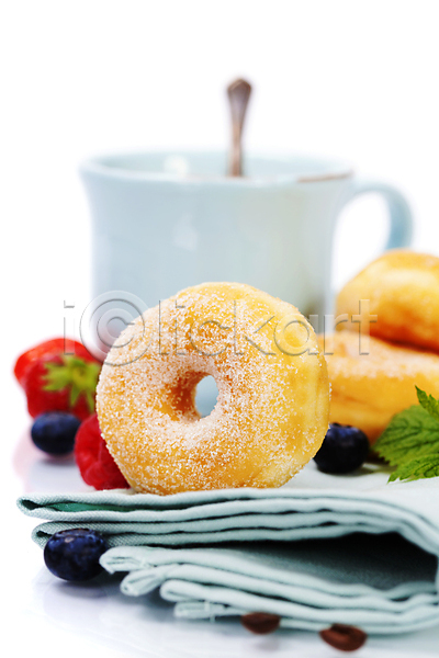 달콤 사람없음 JPG 포토 해외이미지 도넛 디저트 딸기 블루베리 식탁보 실내 커피잔 해외202004 흰배경