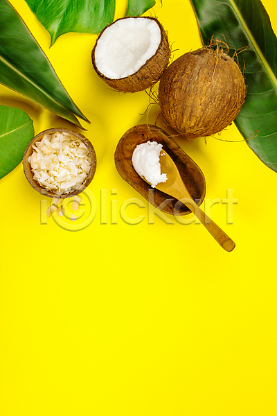 사람없음 JPG 포토 해외이미지 나무그릇 나무숟가락 노란배경 뷰티케어 열대잎 칩(음식) 카피스페이스 코코넛 코코넛오일 피부관리 해외202004