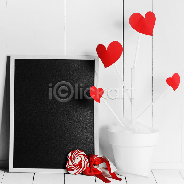 사랑 성장 사람없음 JPG 포토 해외이미지 검은색 결혼 꽃 나무 나뭇가지 냄비 디자인 막대사탕 목재 발렌타인데이 백그라운드 빨간색 사탕 잎 장식 칠판 카피스페이스 컨셉 하트 해외202004 해외202105