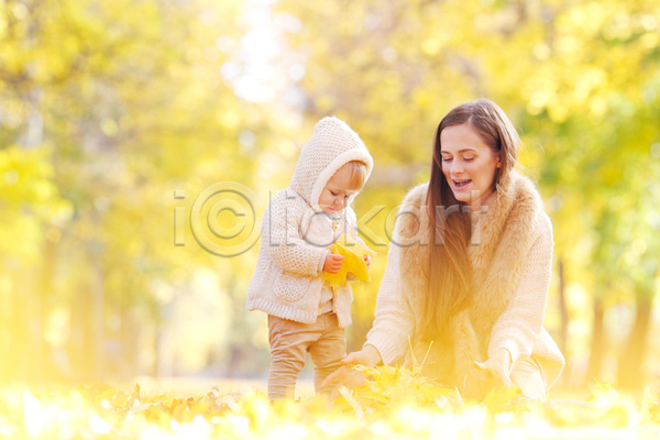기쁨 사랑 행복 두명 백인 사람 어린이 JPG 포토 해외이미지 10월 2 9월 가을(계절) 가족 공원 나무 노란색 딸 맑음 미소(표정) 숲 야외 엄마 오렌지 잎 자연 해외202004 해외202105