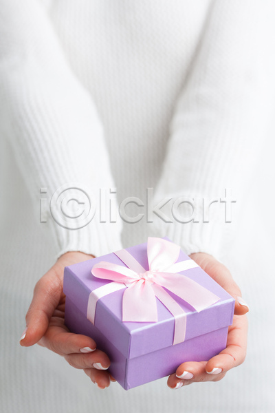 사랑 축하 백인 사람 여자 한명 JPG 포토 해외이미지 겨울 관리 기념 돌봄 리본 발렌타인데이 보석 보여주기 분홍색 상자 생일 선물 선물상자 손 스웨터 이벤트 잡기 주기 패키지 포장 해외202004 해외202105