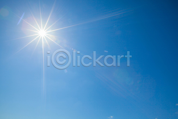 순수 사람없음 JPG 포토 해외이미지 광선 날씨 맑음 백그라운드 불꽃(불) 빛 여름(계절) 자연 카피스페이스 태양 파란색 하늘 해외202004 해외202105 햇빛 환경 흰색