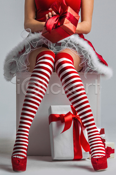 섹시 여자 한명 JPG 포토 해외이미지 드레스 복고 빨간색 산타클로스 상자 선물 스타일 스타킹 신발 앉기 양말 유행 잡기 장식 줄무늬 컨셉 크리스마스 해외202004 해외202105 휴가