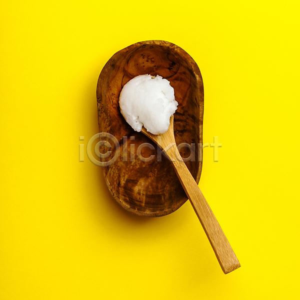 사람없음 JPG 포토 하이앵글 해외이미지 나무그릇 나무숟가락 노란배경 뷰티케어 코코넛 코코넛오일 피부관리 해외202004