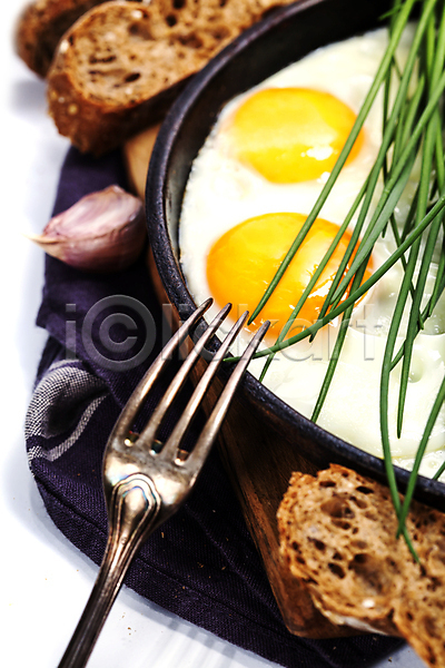 사람없음 JPG 포토 해외이미지 계란 계란프라이 마늘 바게트 식탁보 실내 아침식사 포크 프라이팬 해외202004 흰배경