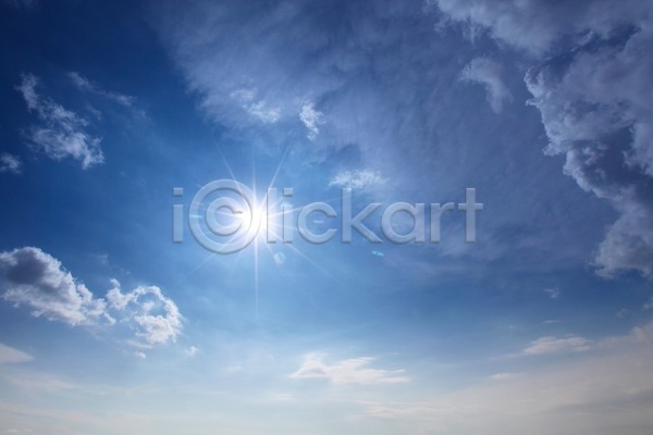 사람없음 JPG 포토 해외이미지 광선 구름(자연) 맑음 백그라운드 빛 여름(계절) 자연 태양 파란색 하늘 해외202004 해외202105 햇빛 환경 흰색