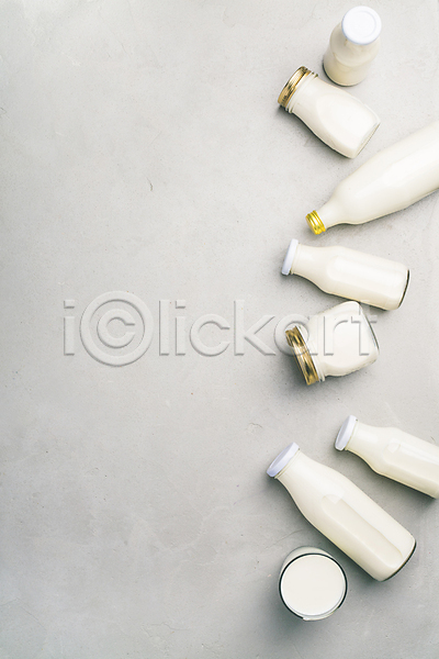 사람없음 JPG 포토 하이앵글 해외이미지 건강 우유 우유병 유기농 유리병 잔 카피스페이스 칼슘 해외202004 회색배경