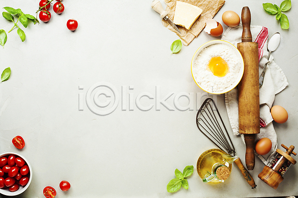 준비 사람없음 JPG 포토 하이앵글 해외이미지 계란 뒤집개 밀가루 바질 방울토마토 숟가락 식재료 실내 올리브오일 천(직물) 치즈나이프 카피스페이스 파마산치즈 해외202004 후추갈이 흰배경