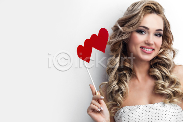 사랑 행복 화려 여자 한명 JPG 포토 해외이미지 금발 막대기 미소(표정) 발렌타인데이 백그라운드 빨간색 안경 카피스페이스 컨셉 하트 해외202004 해외202105 흰색