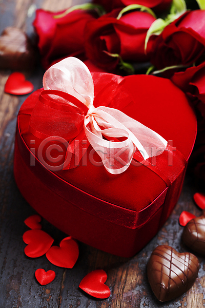 사랑 사람없음 JPG 포토 해외이미지 나무바닥 리본 발렌타인데이 선물상자 실내 오브젝트 장미 초콜릿 하트상자 해외202004
