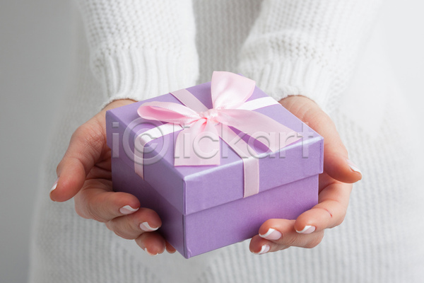 따뜻함 행복 백인 여자 한명 JPG 포토 해외이미지 겨울 덮개 리본 미소(표정) 발렌타인데이 백그라운드 보라색 분홍색 상자 새해 생일 선물 선물상자 손 스웨터 잡기 크리스마스 해외202004 해외202105 활 휴가 흰색