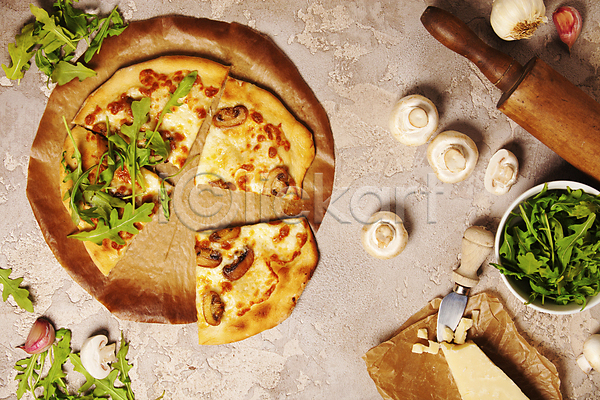 사람없음 JPG 포토 하이앵글 해외이미지 루꼴라 반죽밀대 베이지색배경 실내 양송이 이탈리아음식 치즈나이프 파마산치즈 피자 피자조각 해외202004