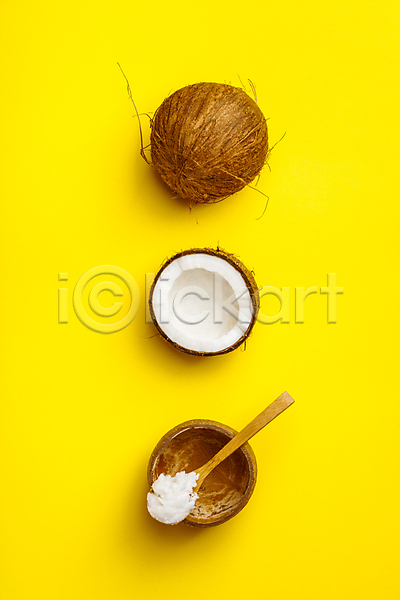 사람없음 JPG 포토 하이앵글 해외이미지 나무그릇 나무숟가락 노란배경 뷰티케어 일렬 코코넛 코코넛오일 피부관리 해외202004