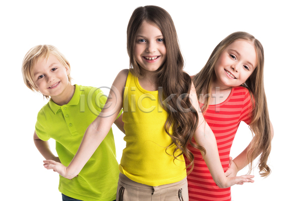 기쁨 우정 행복 백인 사람 세명 소년 어린이 JPG 포토 해외이미지 3 가족 고립 남동생 노란색 미소(표정) 백그라운드 빨간색 언니 초록색 컬러풀 해외202004 해외202105 흰색