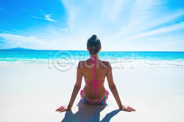섹시 여자 한명 JPG 포토 해외이미지 라이프스타일 맑음 모래 물 바다 비키니 앉기 여름(계절) 여행 파란색 하늘 해외202004 해외202105 휴가
