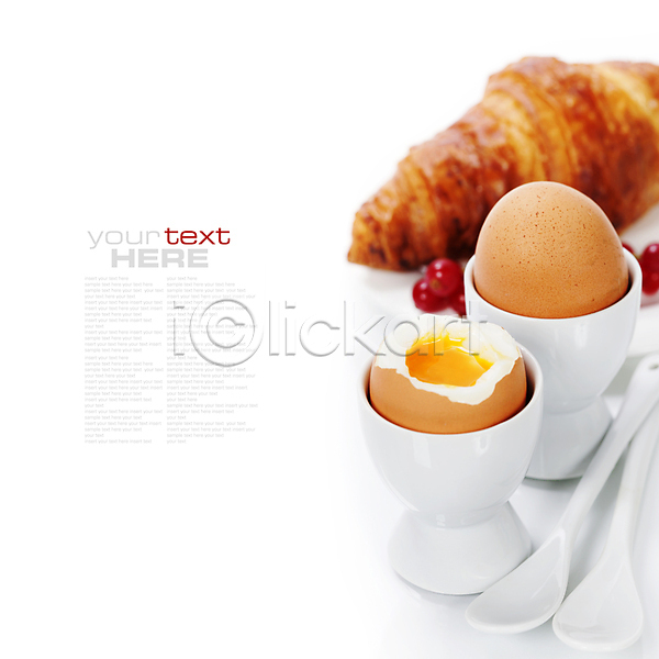 사람없음 JPG 포토 해외이미지 계란 삶은계란 숟가락 실내 아침식사 열매 카피스페이스 크루아상 타이포그라피 해외202004 흰배경